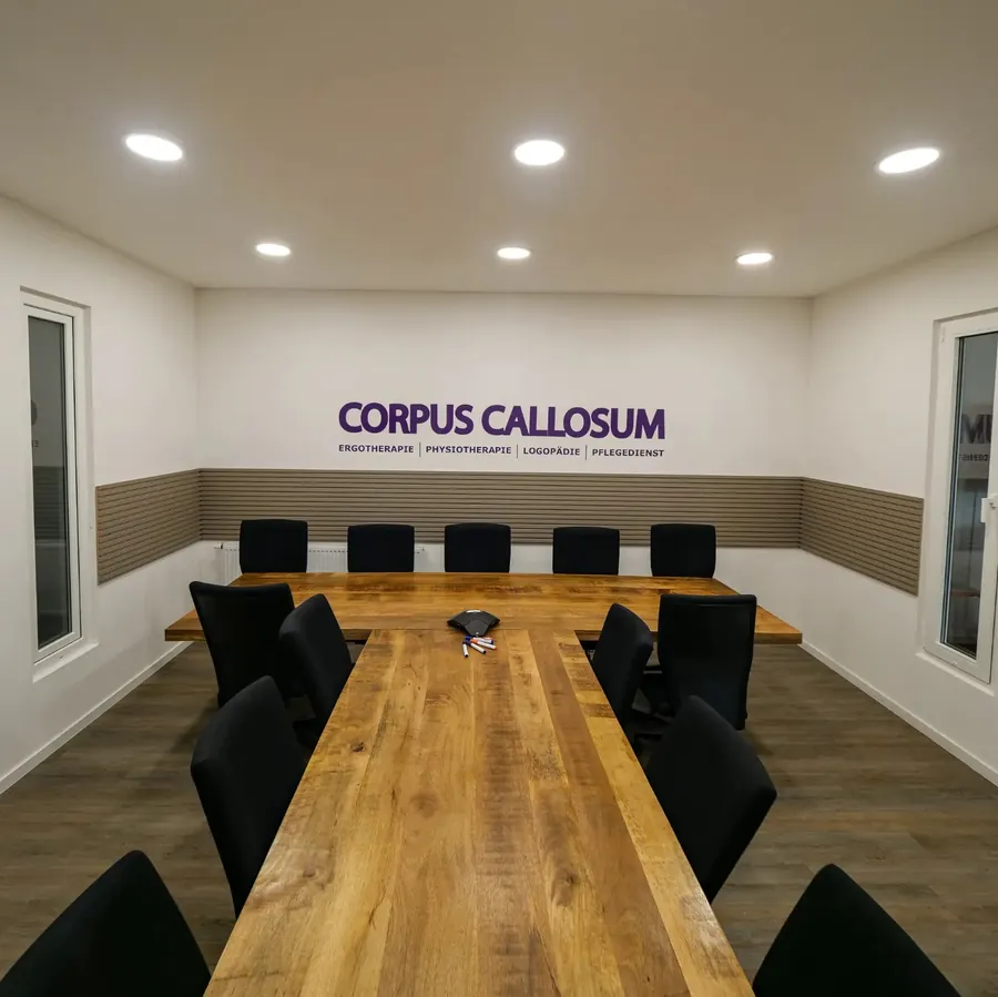 Besprechungsraum mit Wandschriftzug Corpus Callosum – Ergotherapie, Physiotherapie, Logopädie, Pflegedienst