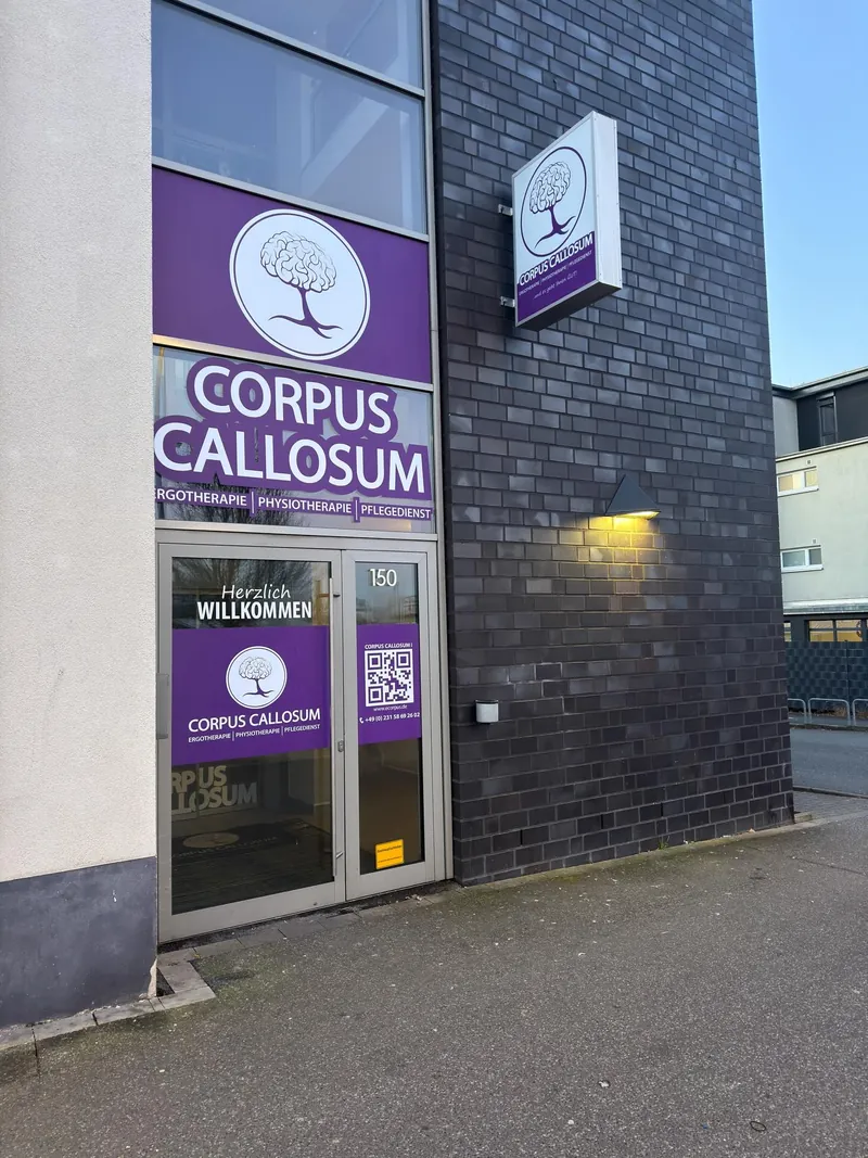 Eingang der Corpus Callosum GmbH an der Schützenstraße 150 in Dortmund mit Logo über der Tür