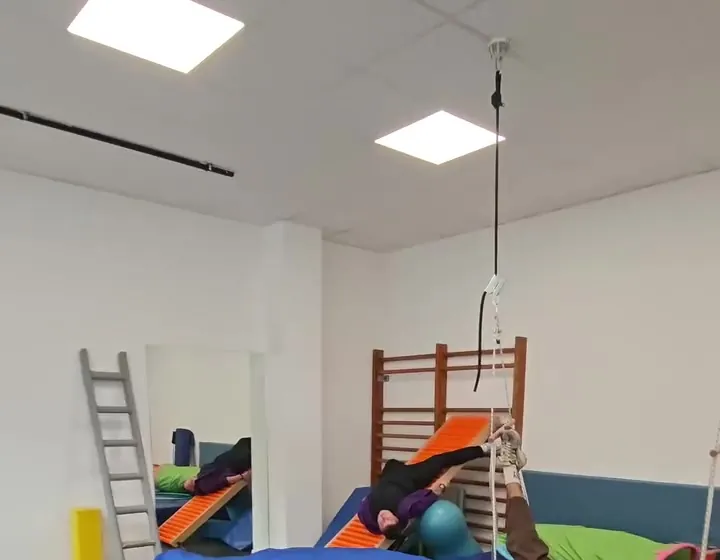 Ergotherapie-Raum mit Schaukel, Sprossenwand und Therapiematerial