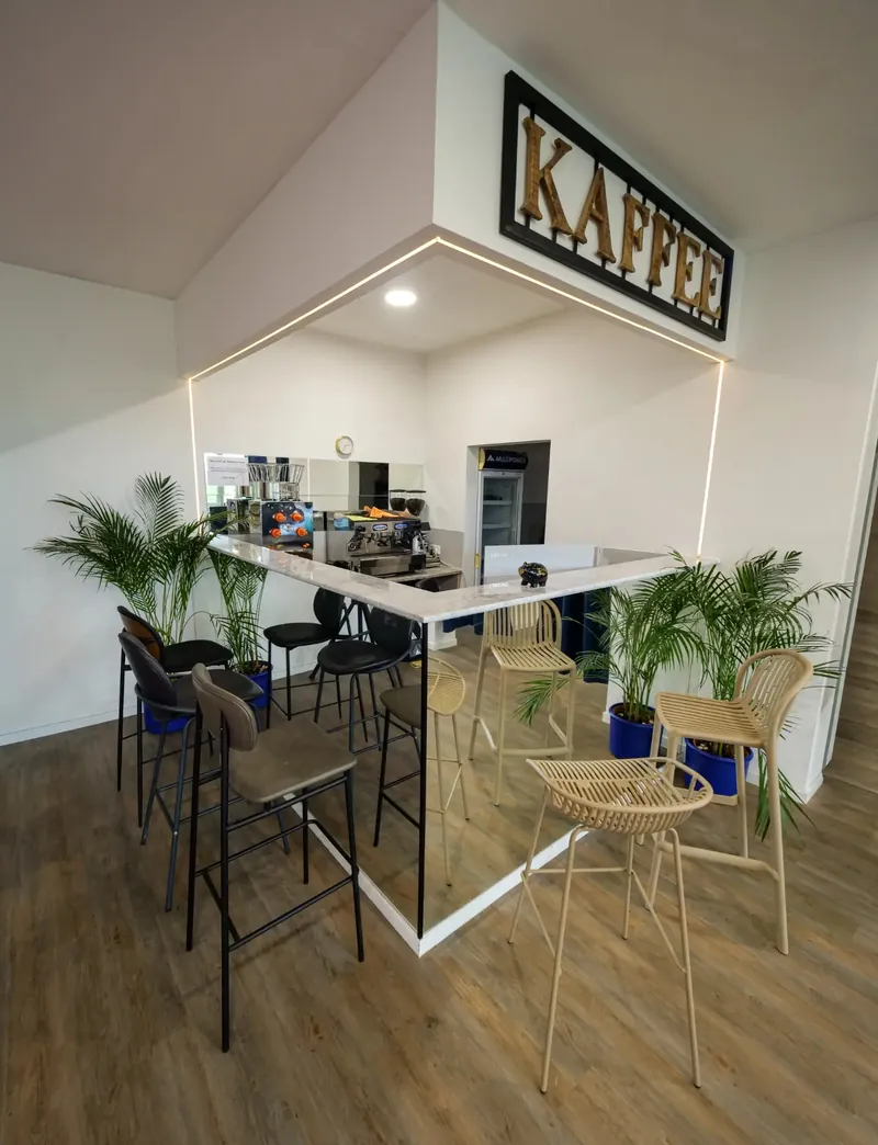 Kaffeebar mit Barhockern und Pflanzen in den Praxisräumen