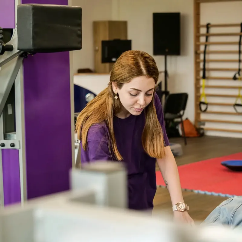 Physiotherapeutin im Trainingsraum bei der Arbeit